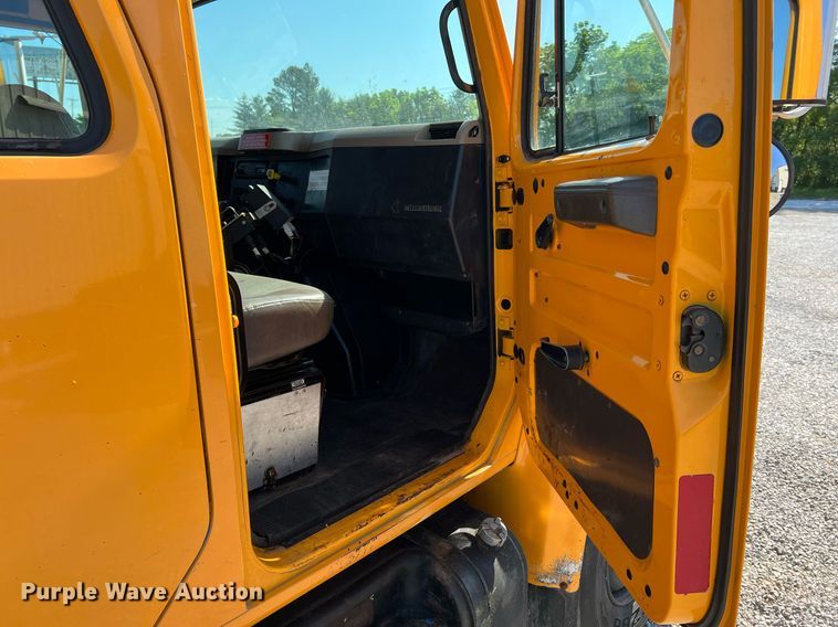 image for item II9118 2001 International 4900  dump truck