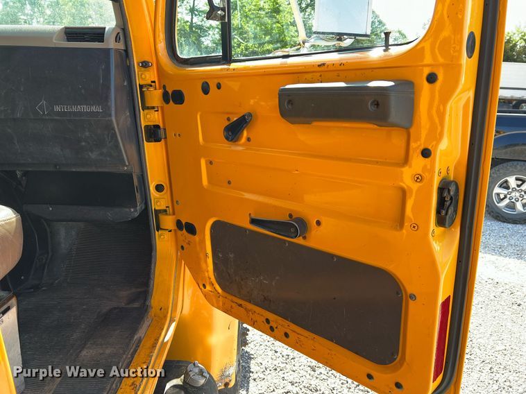 image for item II9118 2001 International 4900  dump truck