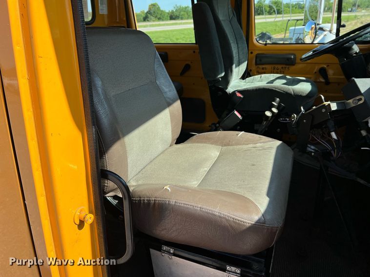 image for item II9118 2001 International 4900  dump truck