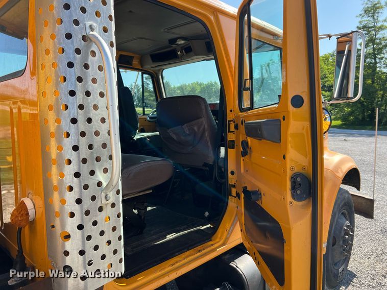 image for item II9118 2001 International 4900  dump truck