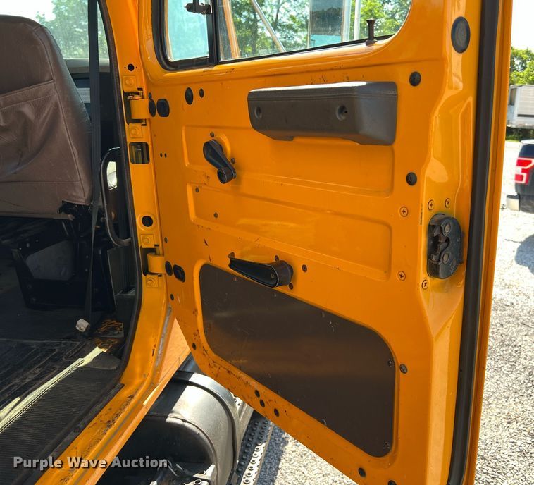 image for item II9118 2001 International 4900  dump truck