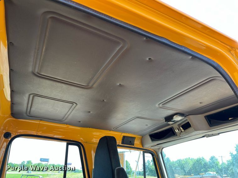 image for item II9118 2001 International 4900  dump truck