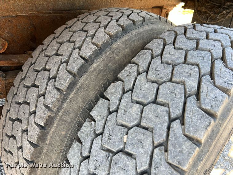 image for item II9118 2001 International 4900  dump truck