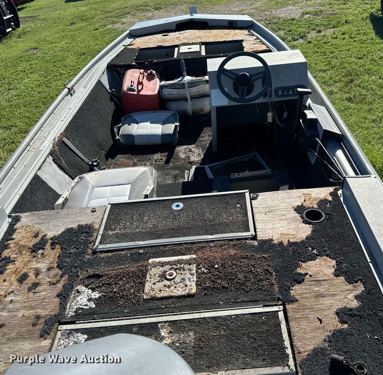 image for item KL9053 1986 Grumman Renegade  boat