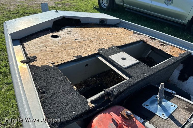 image for item KL9053 1986 Grumman Renegade  boat