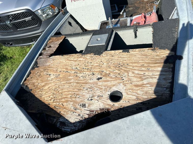 image for item KL9053 1986 Grumman Renegade  boat