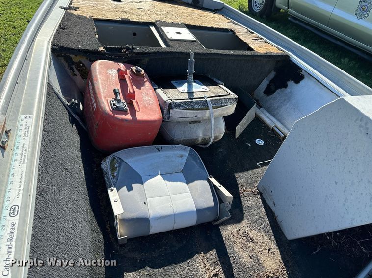 image for item KL9053 1986 Grumman Renegade  boat