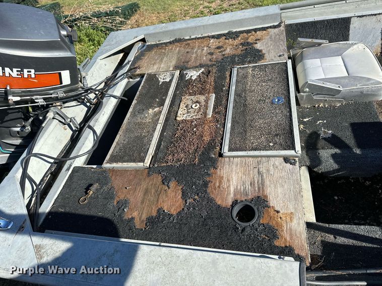 image for item KL9053 1986 Grumman Renegade  boat