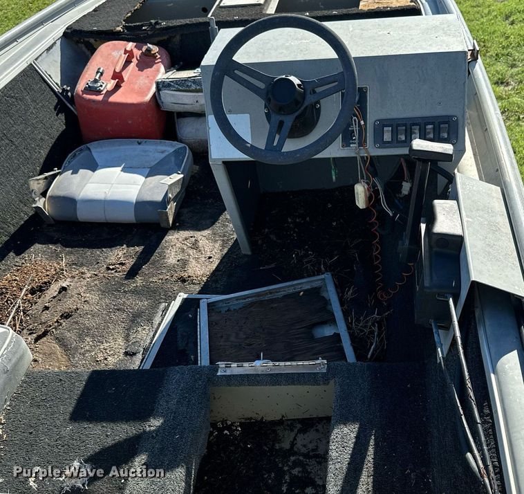 image for item KL9053 1986 Grumman Renegade  boat