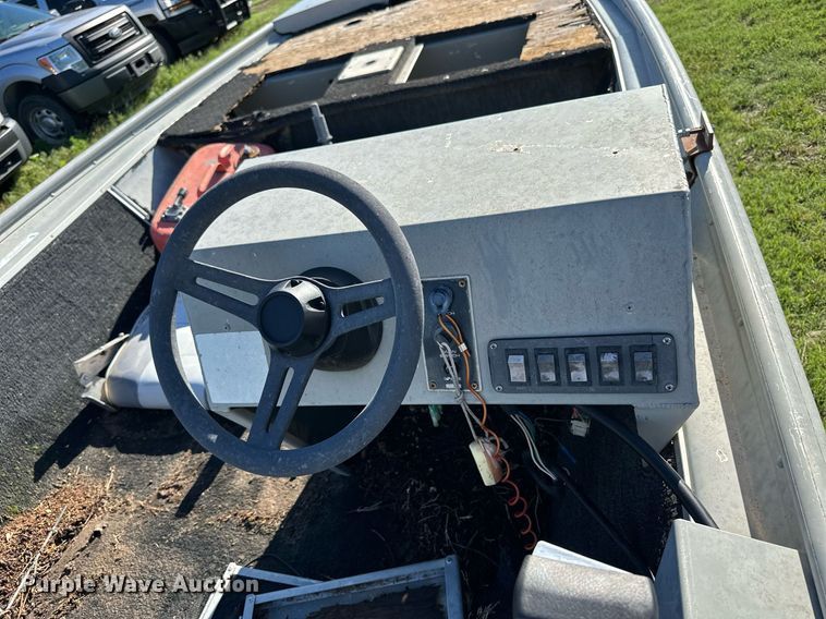 image for item KL9053 1986 Grumman Renegade  boat