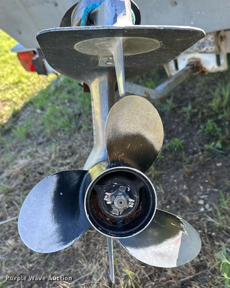 image for item KL9053 1986 Grumman Renegade  boat