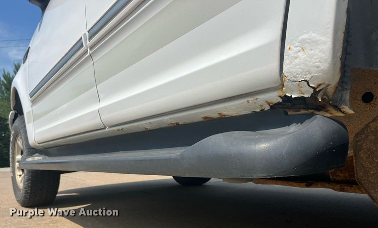 image for item LA9996 2001 Ford Expedition XLT  SUV