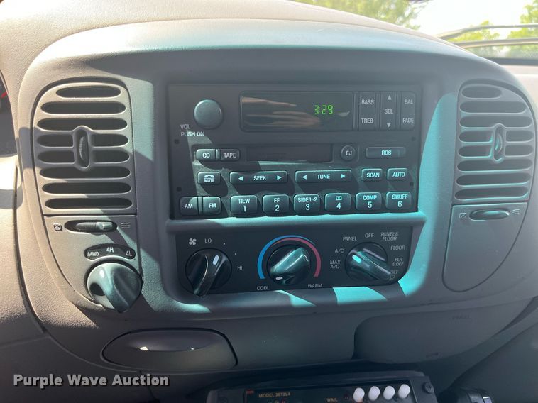 image for item LA9996 2001 Ford Expedition XLT  SUV