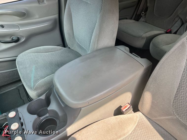 image for item LA9996 2001 Ford Expedition XLT  SUV