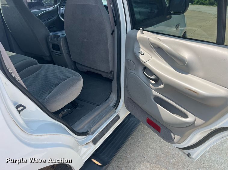 image for item LA9996 2001 Ford Expedition XLT  SUV