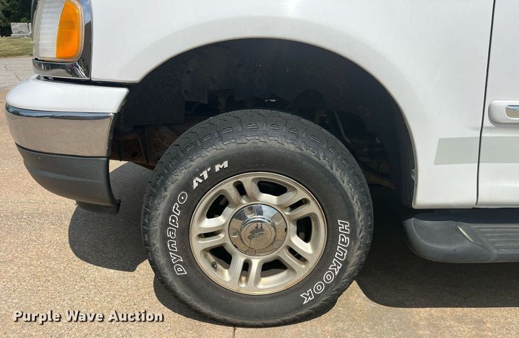 image for item LA9996 2001 Ford Expedition XLT  SUV