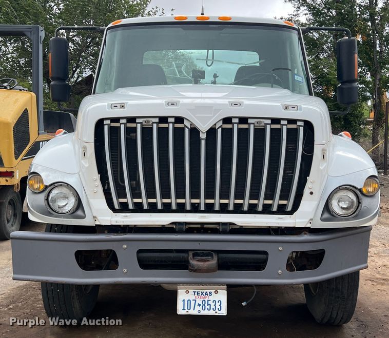 image for item LB9291 2011 International 7400  truck cab and chassis