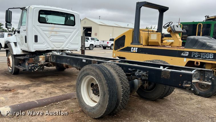 image for item LB9291 2011 International 7400  truck cab and chassis