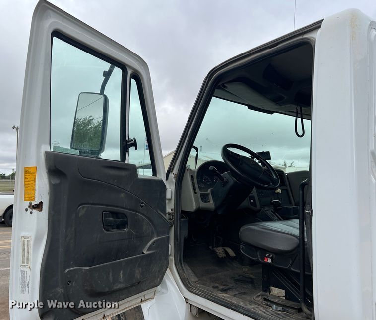 image for item LB9291 2011 International 7400  truck cab and chassis