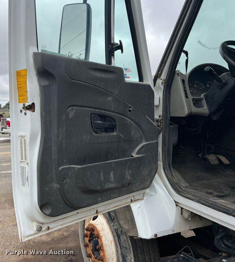 image for item LB9291 2011 International 7400  truck cab and chassis