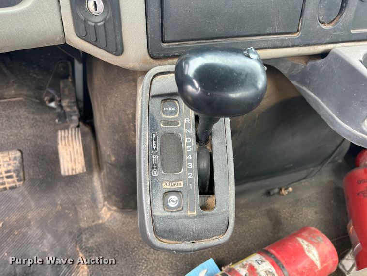 image for item LB9291 2011 International 7400  truck cab and chassis