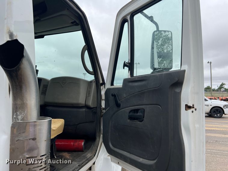 image for item LB9291 2011 International 7400  truck cab and chassis