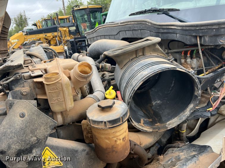 image for item LB9291 2011 International 7400  truck cab and chassis