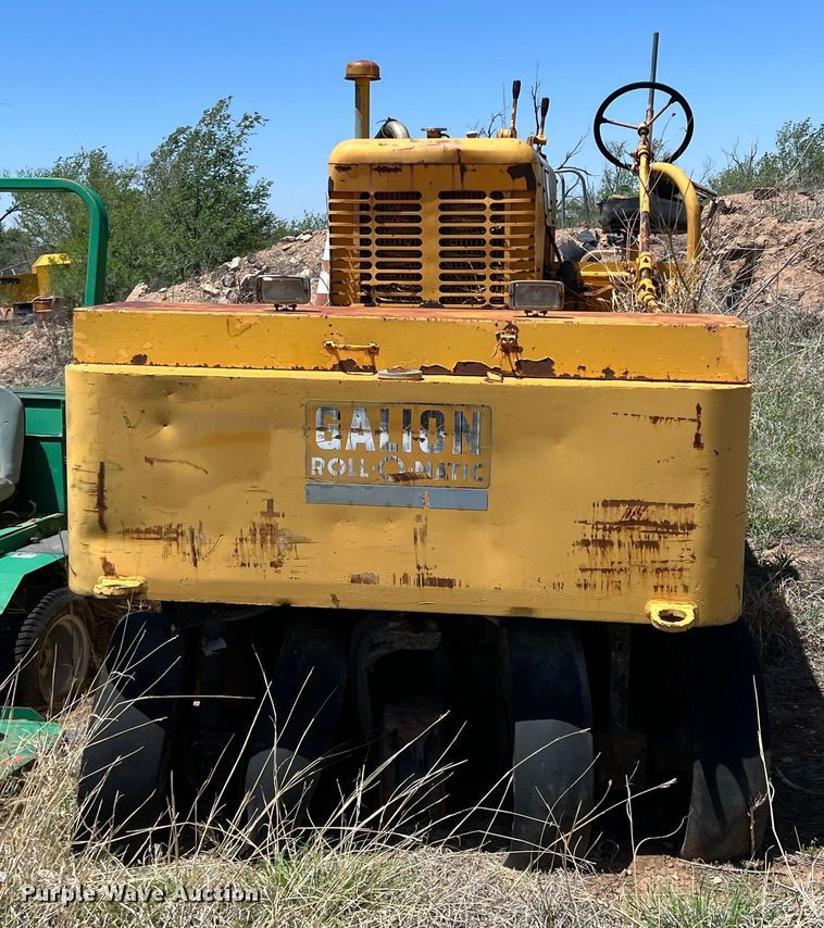 image for item LB9309 Galion Roll-O-Matic UB-220  pneumatic roller