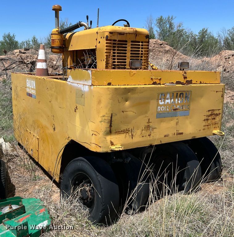 image for item LB9309 Galion Roll-O-Matic UB-220  pneumatic roller