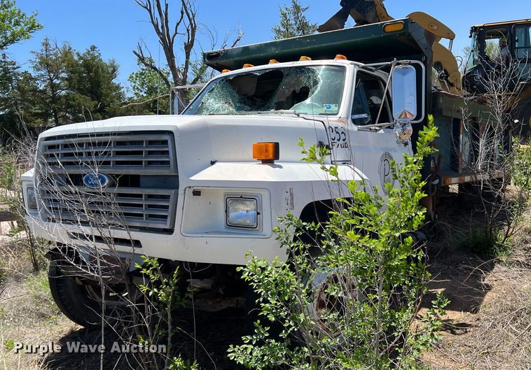 image for item LB9310 1993 Ford F700  dump truck