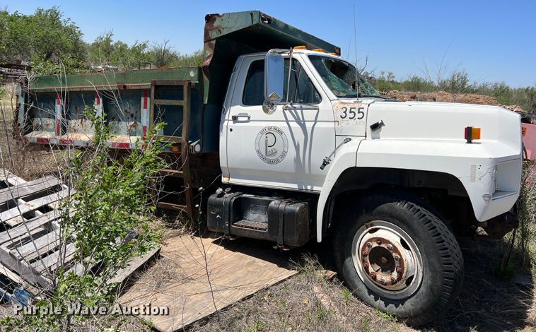 image for item LB9310 1993 Ford F700  dump truck