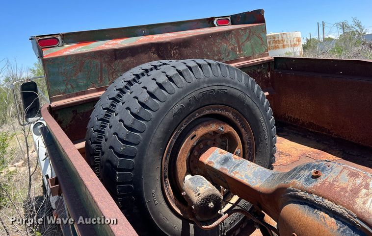 image for item LB9310 1993 Ford F700  dump truck