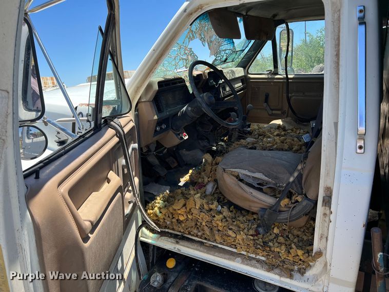 image for item LB9310 1993 Ford F700  dump truck