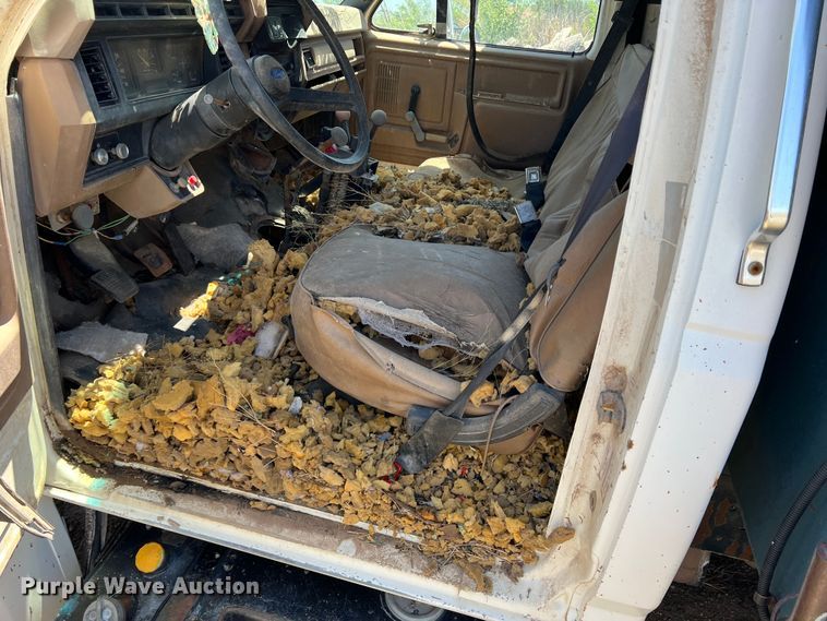 image for item LB9310 1993 Ford F700  dump truck