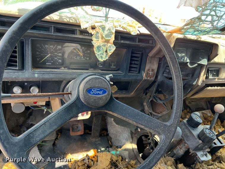 image for item LB9310 1993 Ford F700  dump truck