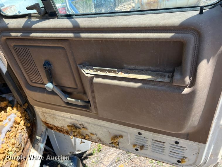 image for item LB9310 1993 Ford F700  dump truck