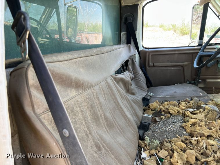 image for item LB9310 1993 Ford F700  dump truck