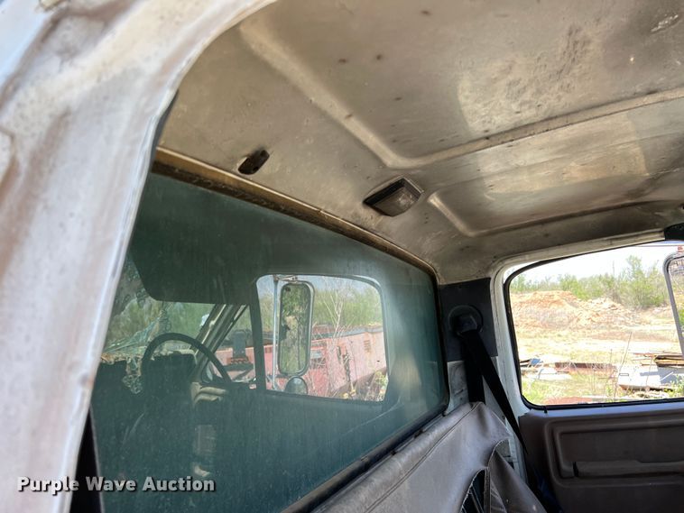 image for item LB9310 1993 Ford F700  dump truck