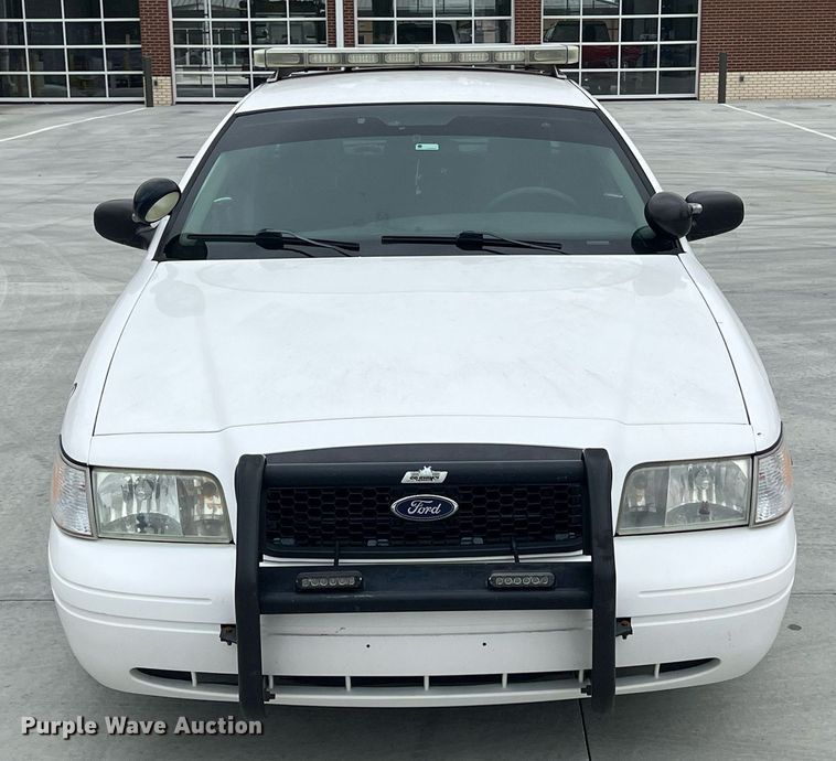 image for item LG9111 2010 Ford Crown Victoria Police Interceptor