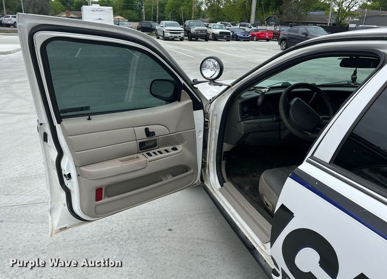 image for item LG9111 2010 Ford Crown Victoria Police Interceptor