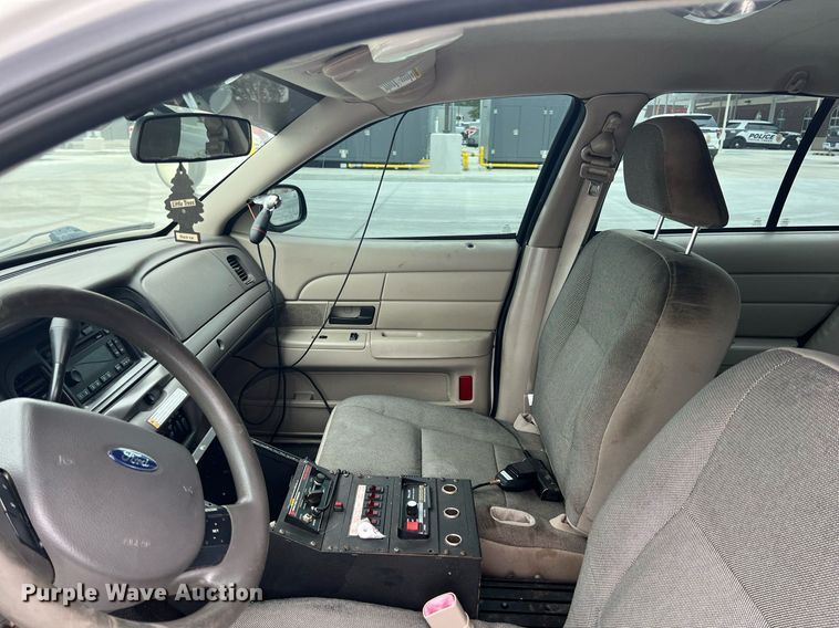 image for item LG9111 2010 Ford Crown Victoria Police Interceptor