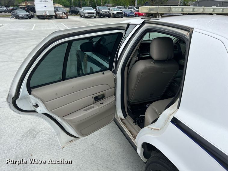 image for item LG9111 2010 Ford Crown Victoria Police Interceptor