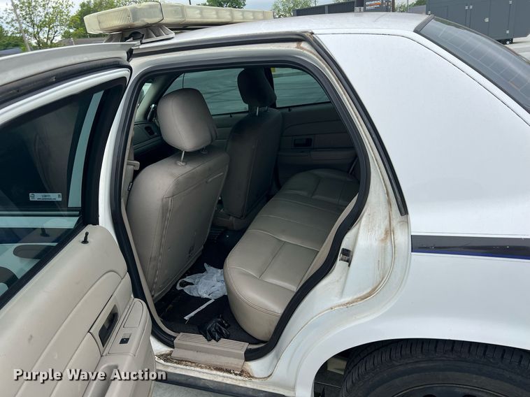 image for item LG9111 2010 Ford Crown Victoria Police Interceptor