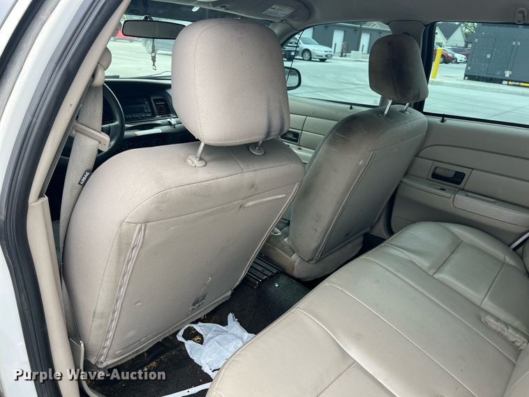 image for item LG9111 2010 Ford Crown Victoria Police Interceptor