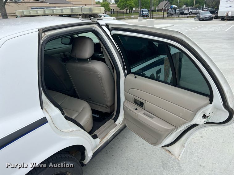 image for item LG9111 2010 Ford Crown Victoria Police Interceptor