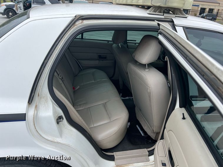 image for item LG9111 2010 Ford Crown Victoria Police Interceptor