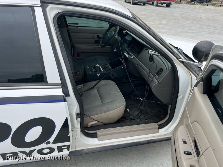 image for item LG9111 2010 Ford Crown Victoria Police Interceptor
