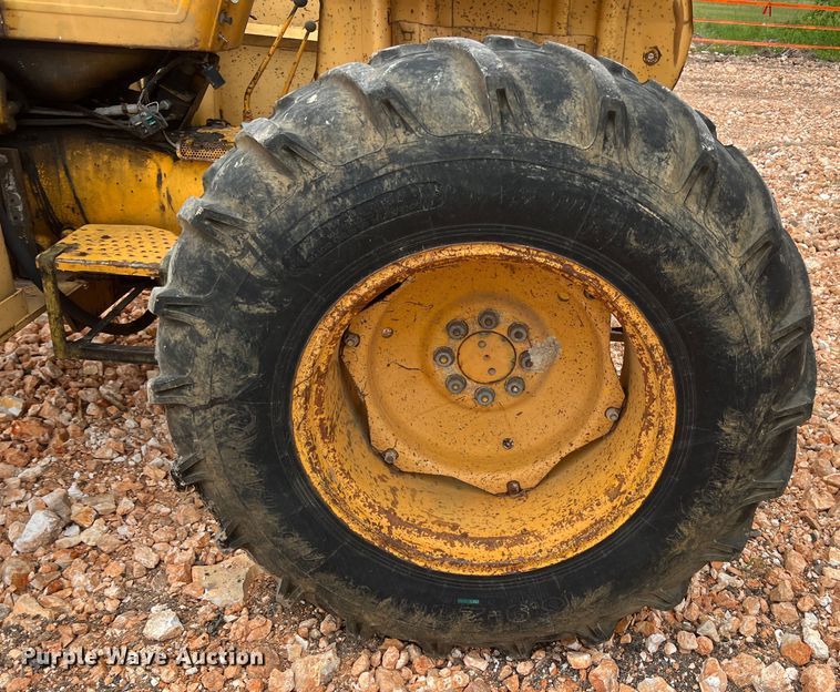 image for item LG9152 1985 Ford 7610  tractor