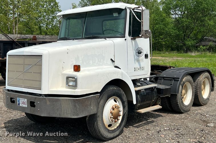 image for item LG9156 1994 White GMC WG Series  semi truck