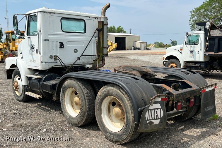 image for item LG9156 1994 White GMC WG Series  semi truck